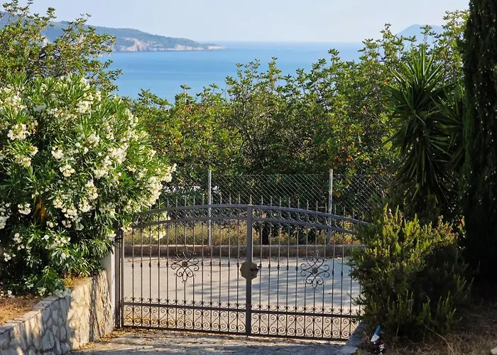 Paradise Found Вилла Комижа